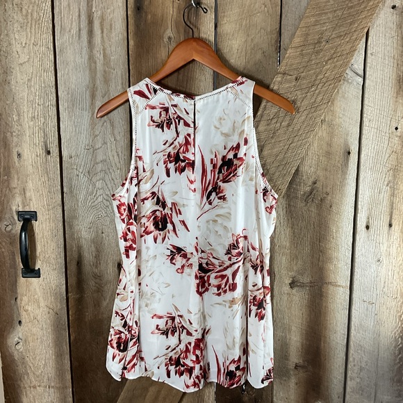 White House Black Market High Neck Floral Sleeveless Hi Lo Top Size M-NWT - Picture 4 of 4